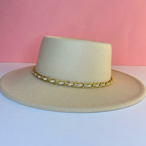 NEW ON TREND FASHION IVORY BRIM HAT GOLD CHAIN ACCENT - Picture 5 of 6